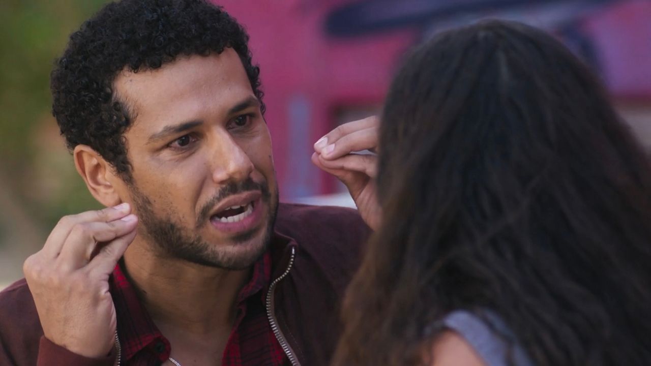 Chico (Amaury Lorenzo) se revolta contra Cacá (Pri Helena)