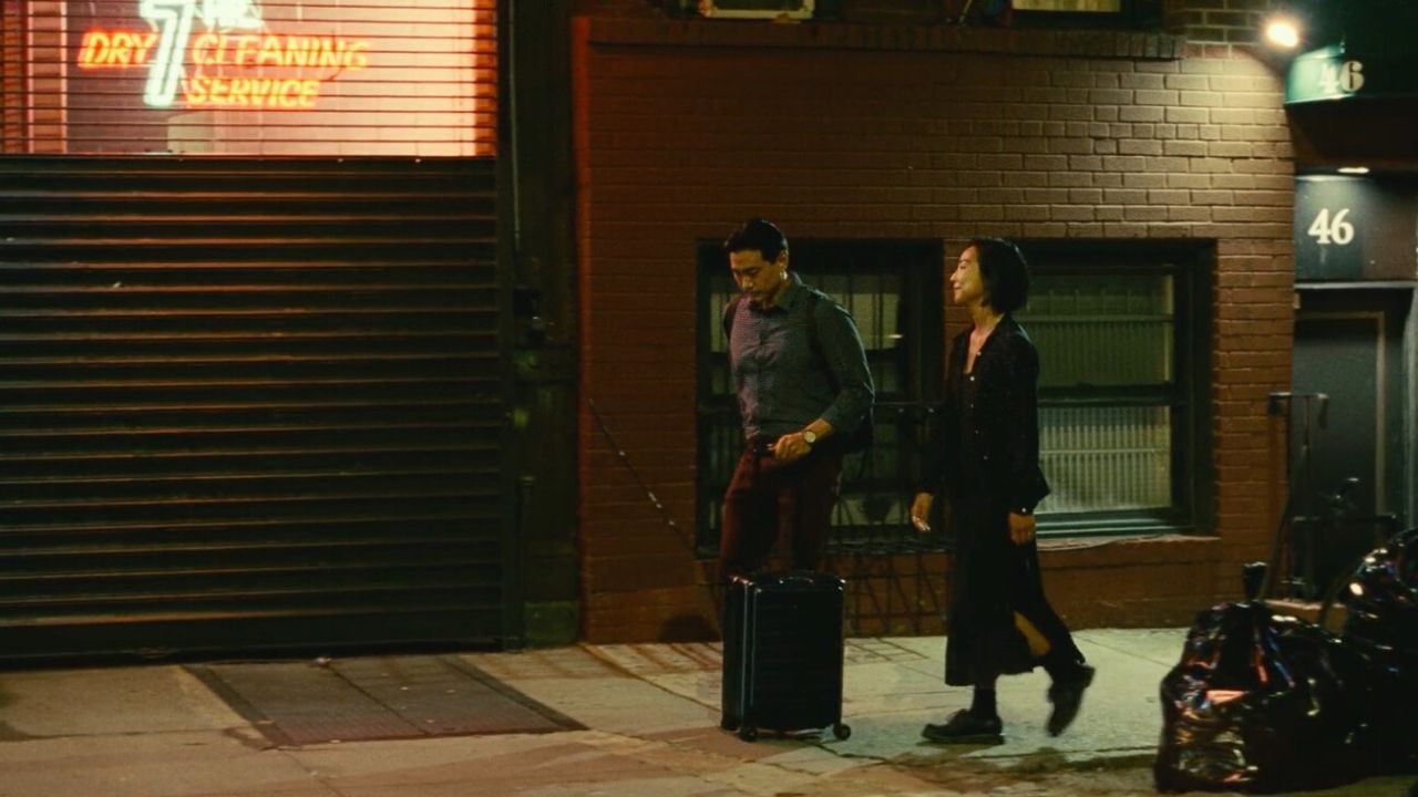 Nora e Hae-sung caminham juntos pelo passado.