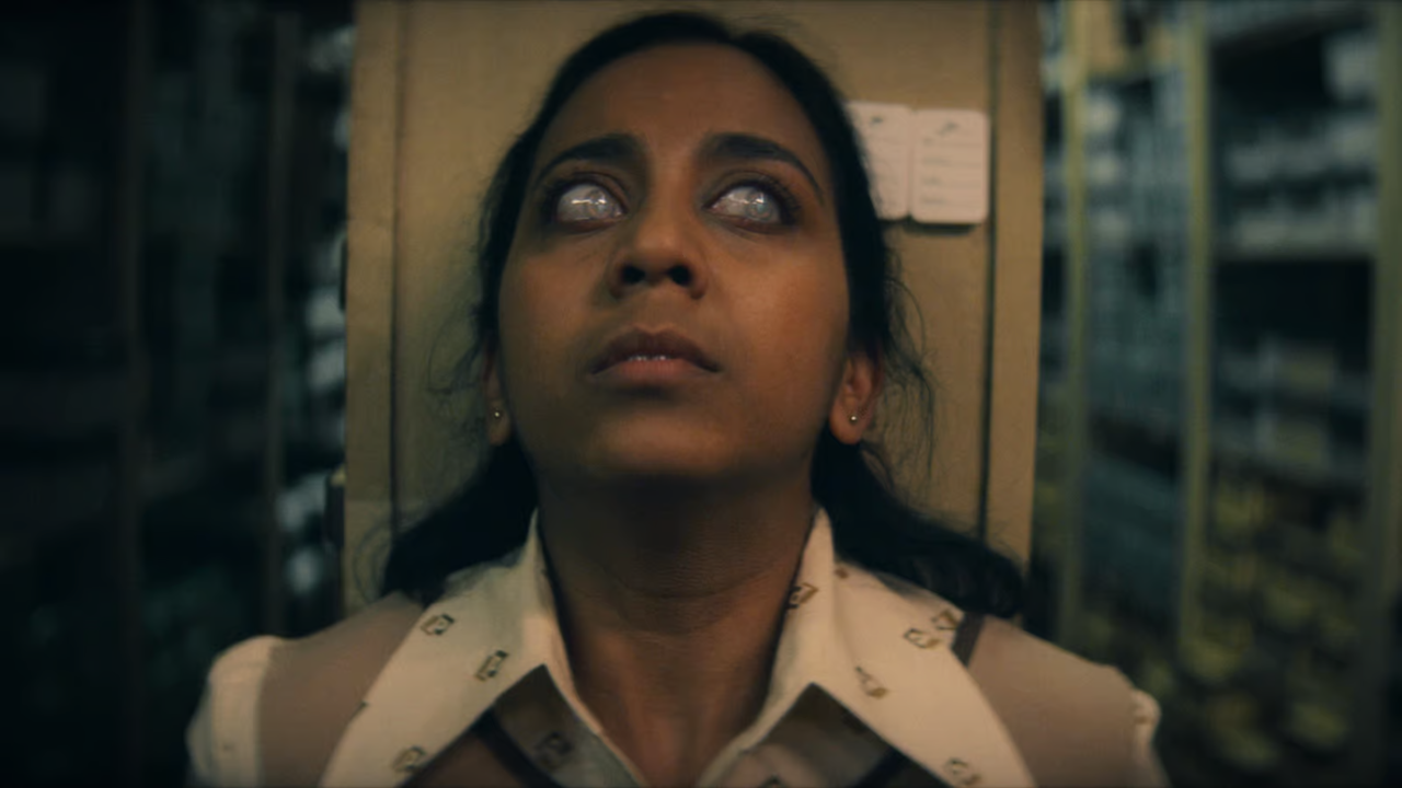 Anjana Vasan em cena do 5º episódio de Black Mirror.