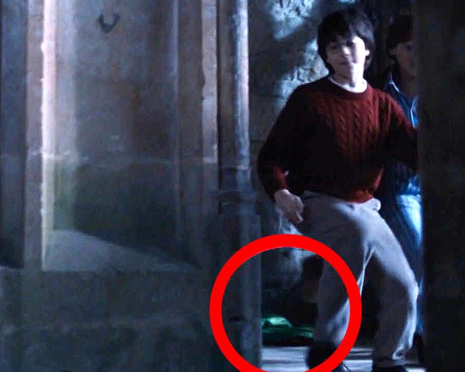 Nitidamente visível no canto inferior esquerdo ao lado de Harry: a parte interna verde brilhante da capa.