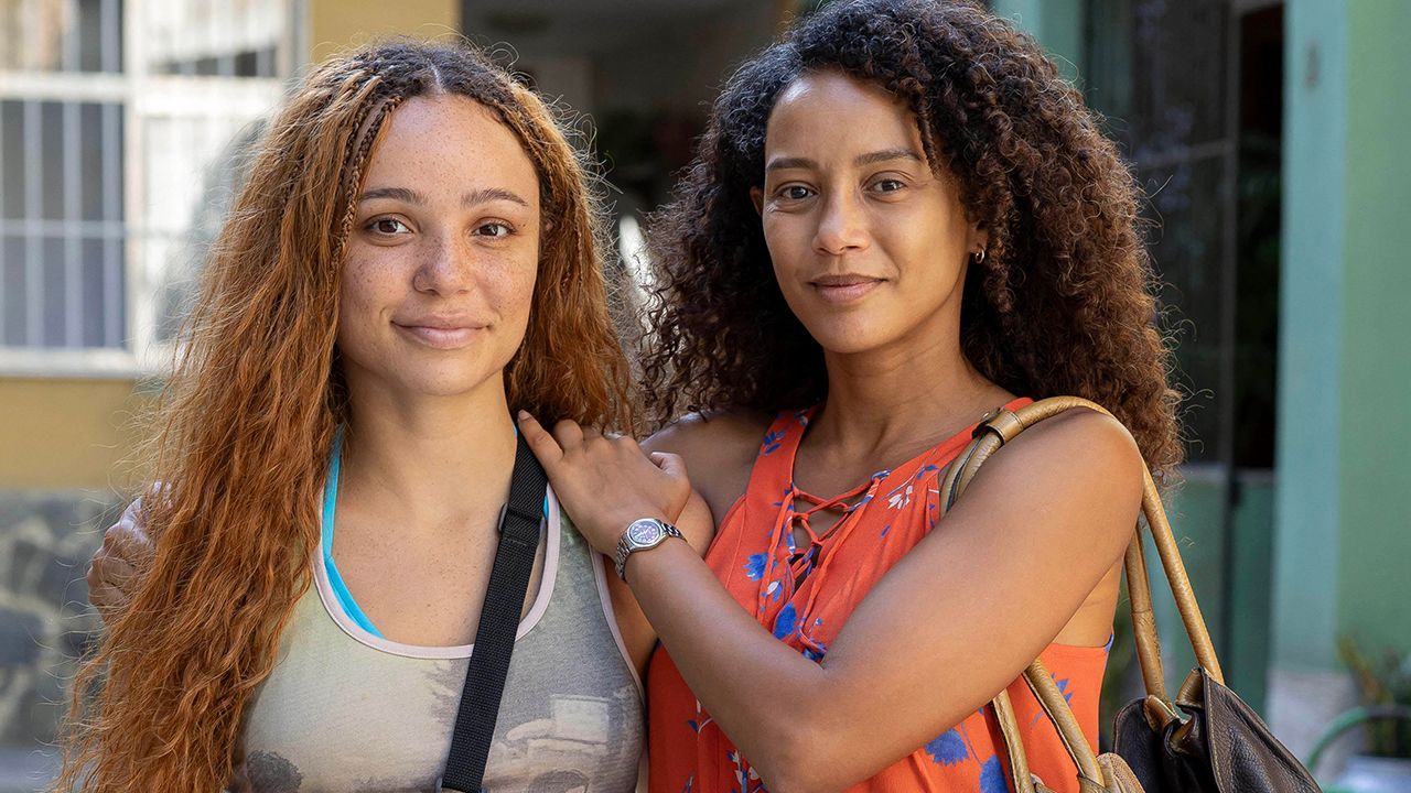 Gilda (Letícia Vieira) e Raquel (Taís Araujo)