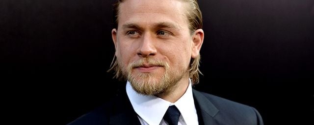 Charlie Hunnam diz que desistiu do papel de Christian Grey em Cinquenta Tons de Cinza por medo de falhar