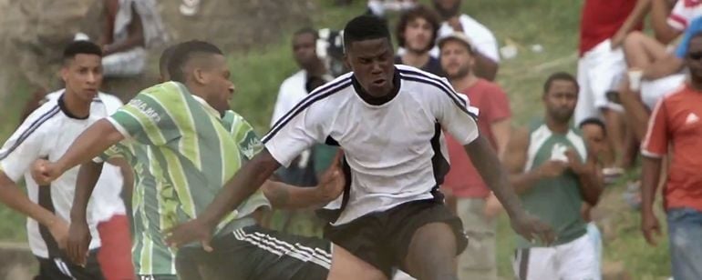 Exclusivo: Paixão pelo futebol é tema do documentário Campo de Jogo (vídeo)