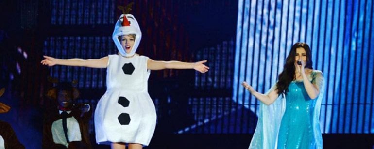 Taylor Swift, de Olaf, e Idina Menzel, de Elsa, cantam Let It Go