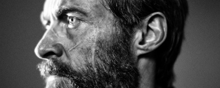 Hugh Jackman é um Wolverine barbudo e cheio de cicatrizes em nova foto de Logan