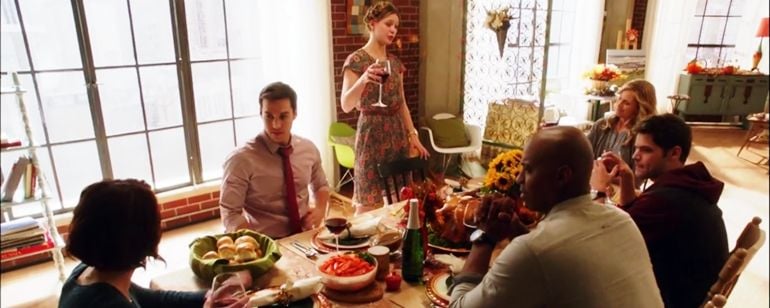 Portal entre Terras interrompe Ação de Graças dos Danvers no teaser do próximo episódio de Supergirl