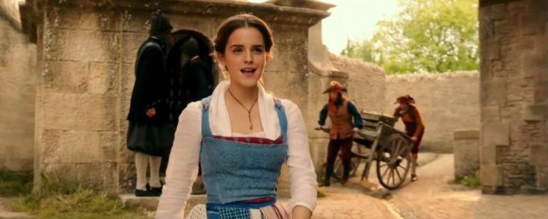 Emma Watson canta e passeia pela aldeia em cena inédita de A Bela e a Fera