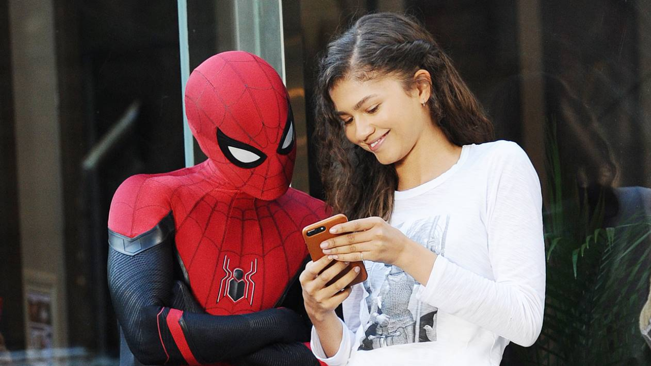 Homem-Aranha: Longe de Casa  Tom Holland divulga novos cartazes do filme