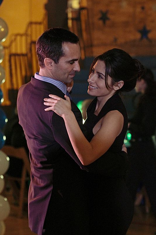 Foto De Sarah Shahi Foto Nestor Carbonell Sarah Shahi Adorocinema