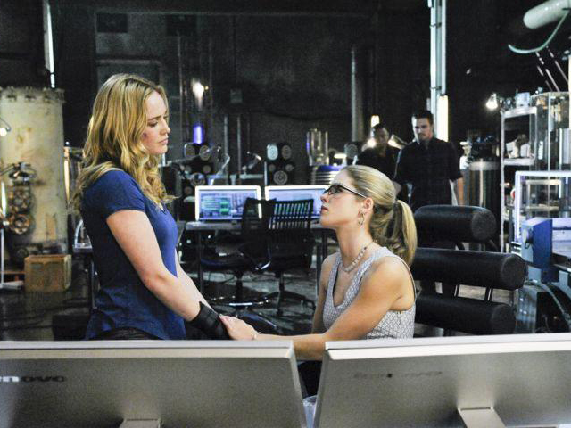 Foto De Caity Lotz Arrow Fotos Caity Lotz Emily Bett Rickards Foto 167 De 202 Adorocinema 7996