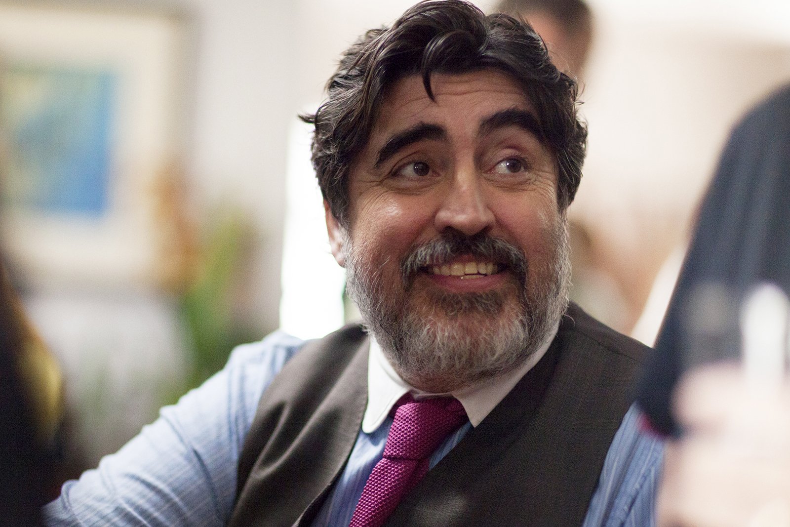 𝕄𝕦𝕟𝕕𝕠 𝕕𝕒 𝟟ª 𝔸𝕣𝕥𝕖 - O ator Alfred Molina tem 68 anos, e