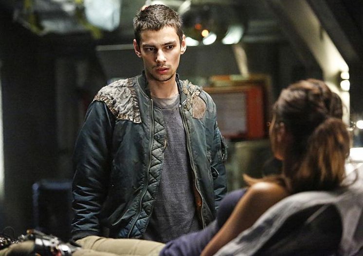 The 100 : The 100 : Fotos Devon Bostick - 365 no 623 - AdoroCinema