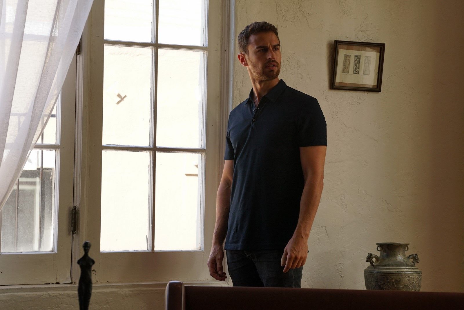 Foto de Theo James Foto Theo James AdoroCinema