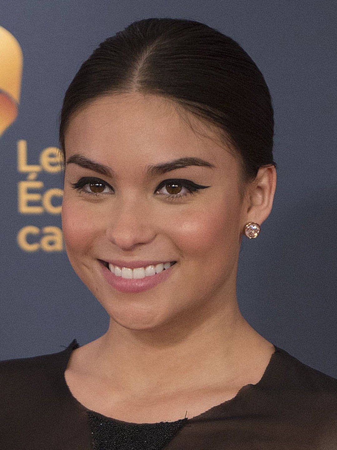 Девери джейкобс. Kawennáhere Devery Jacobs. Devery Jacobs актриса. Девери Джейкобс горячие.