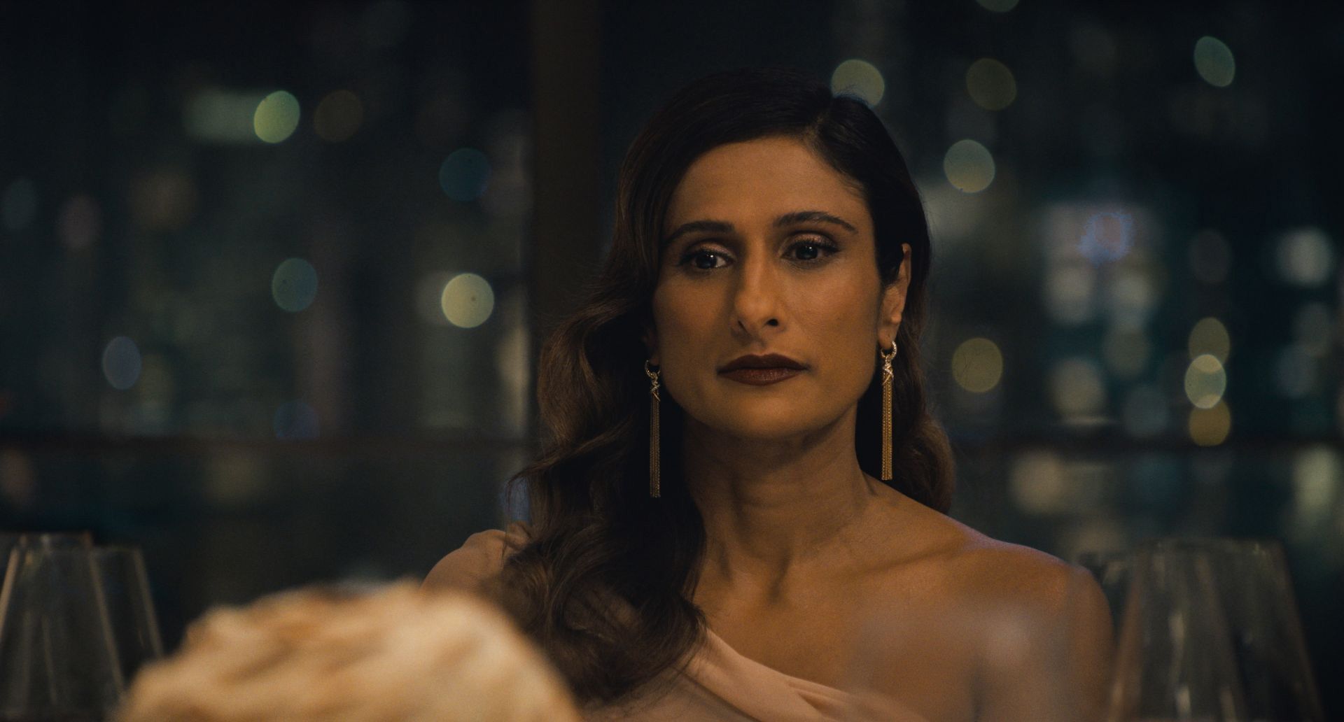 Expats: Foto Sarayu Blue - 6 no 8 - AdoroCinema