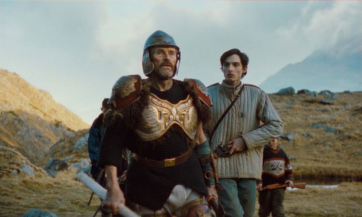 A Lenda de Ochi : Fotos Willem Dafoe, Finn Wolfhard