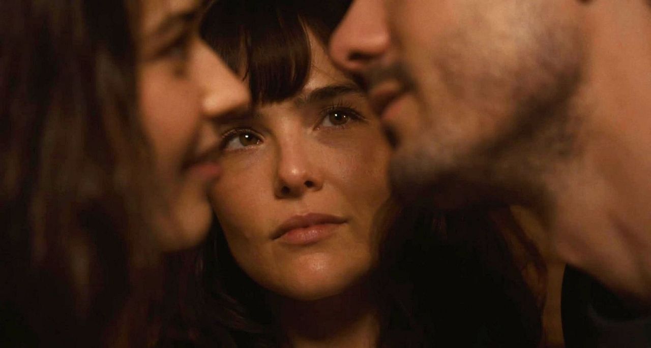 Entre Nós – Uma Dose Extra de Amor : Fotos Zoey Deutch, Jonah Hauer-King, Ruby Cruz