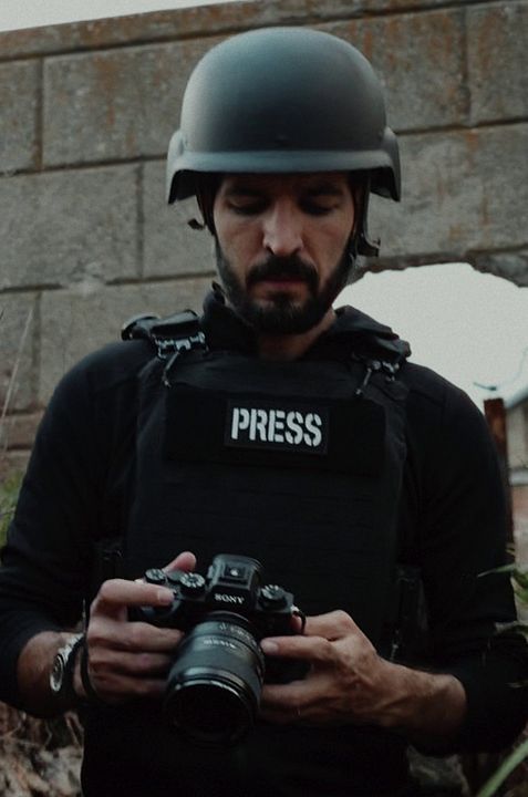 Câmera Entre Balas : Poster