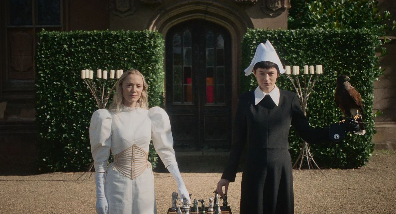 100 Nights Of Hero : Fotos Maika Monroe, Emma Corrin