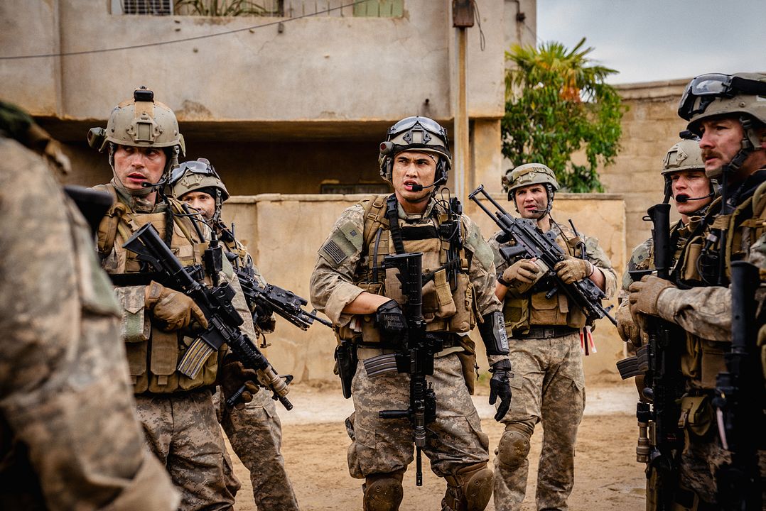 Tempo de Guerra : Fotos Charles Melton