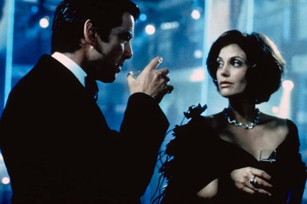 007 - O Amanhã Nunca Morre : Fotos Teri Hatcher, Roger Spottiswoode, Pierce Brosnan