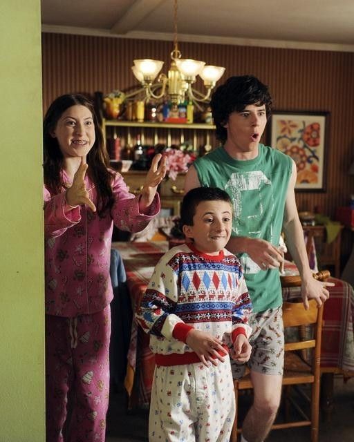 Fotos Charlie McDermott, Eden Sher, Atticus Shaffer