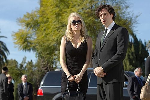 Episodes : Fotos Mircea Monroe, Stephen Mangan