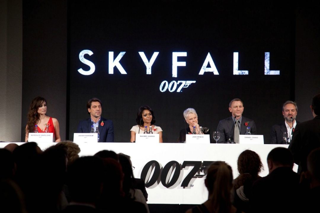 007 - Operação Skyfall : Revista Judi Dench, Javier Bardem, Bérénice Marlohe, Sam Mendes, Naomie Harris, Daniel Craig