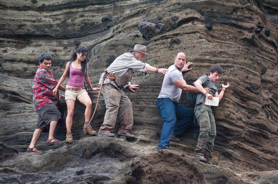 Viagem 2 - A Ilha Misteriosa : Fotos Dwayne Johnson, Josh Hutcherson, Vanessa Hudgens, Luis Guzmán, Brad Peyton, Michael Caine