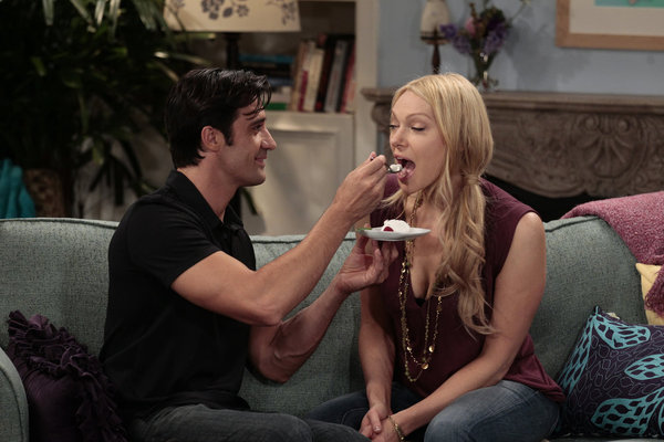 Are You There, Chelsea? : Fotos Laura Prepon, Gilles Marini