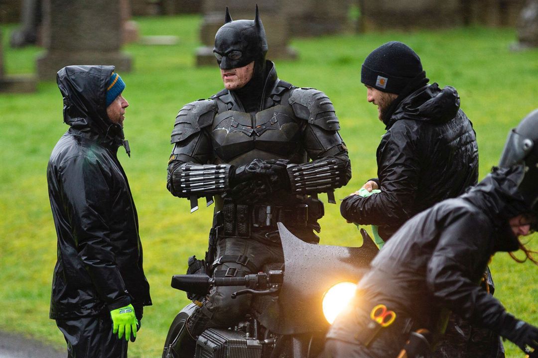 The Batman: Fotos do set revelam uniforme completo do Homem Morcego