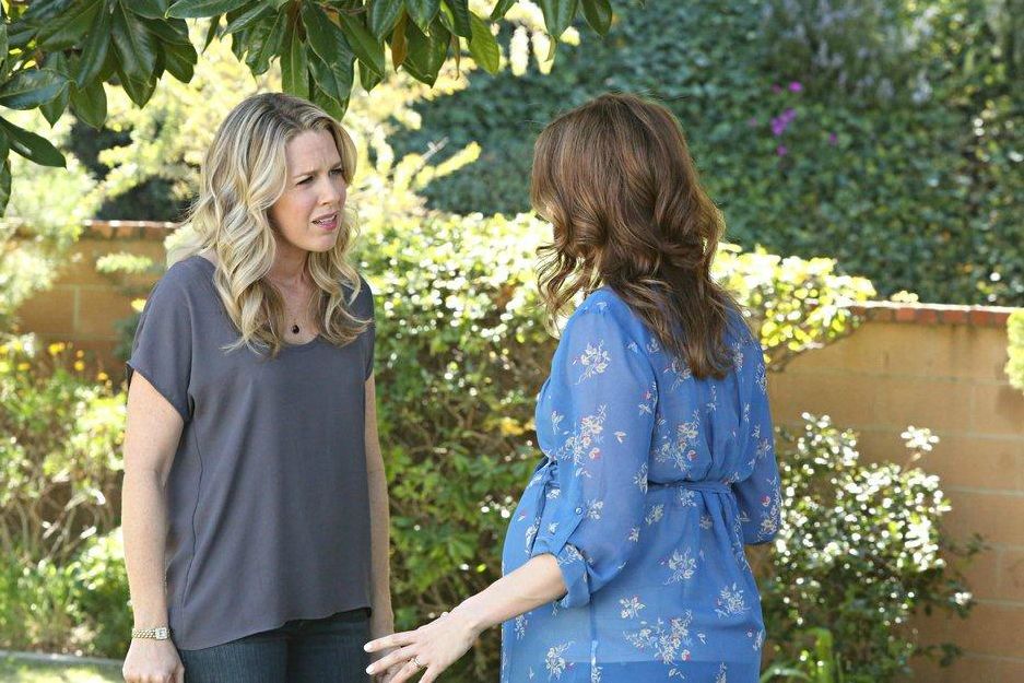 Playing House : Fotos Jessica St. Clair, Lennon Parham