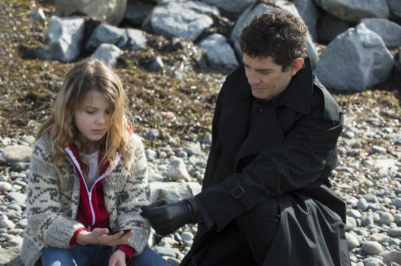 Intruders : Fotos Millie Bobby Brown, James Frain