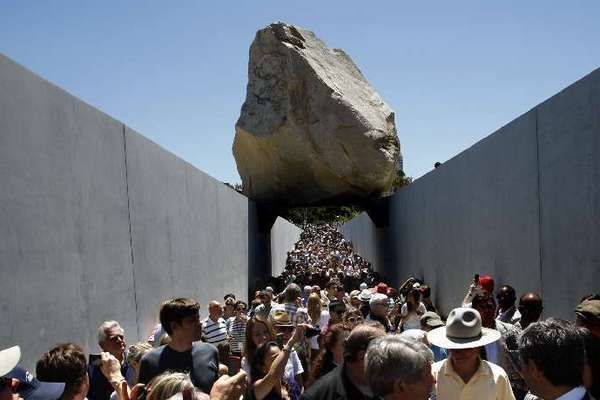 Levitated Mass : Fotos