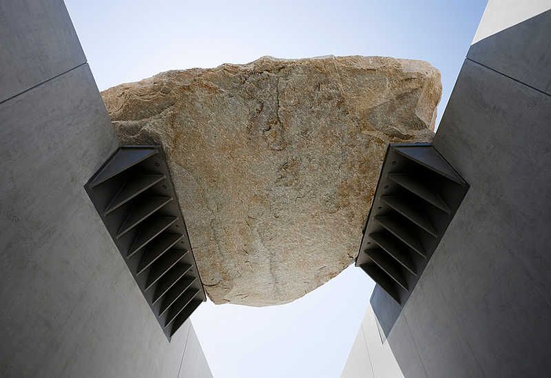 Levitated Mass : Fotos