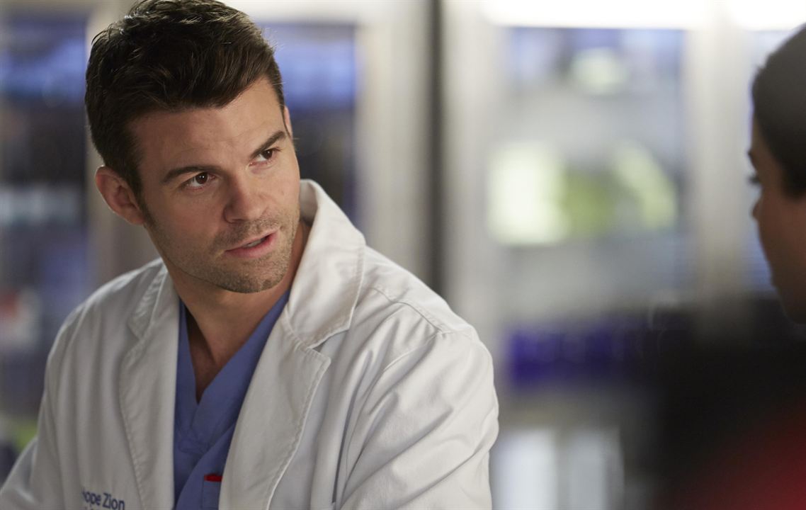 Saving Hope : Fotos Daniel Gillies