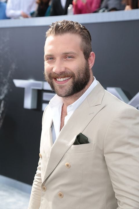 O Exterminador do Futuro: Gênesis : Revista Jai Courtney