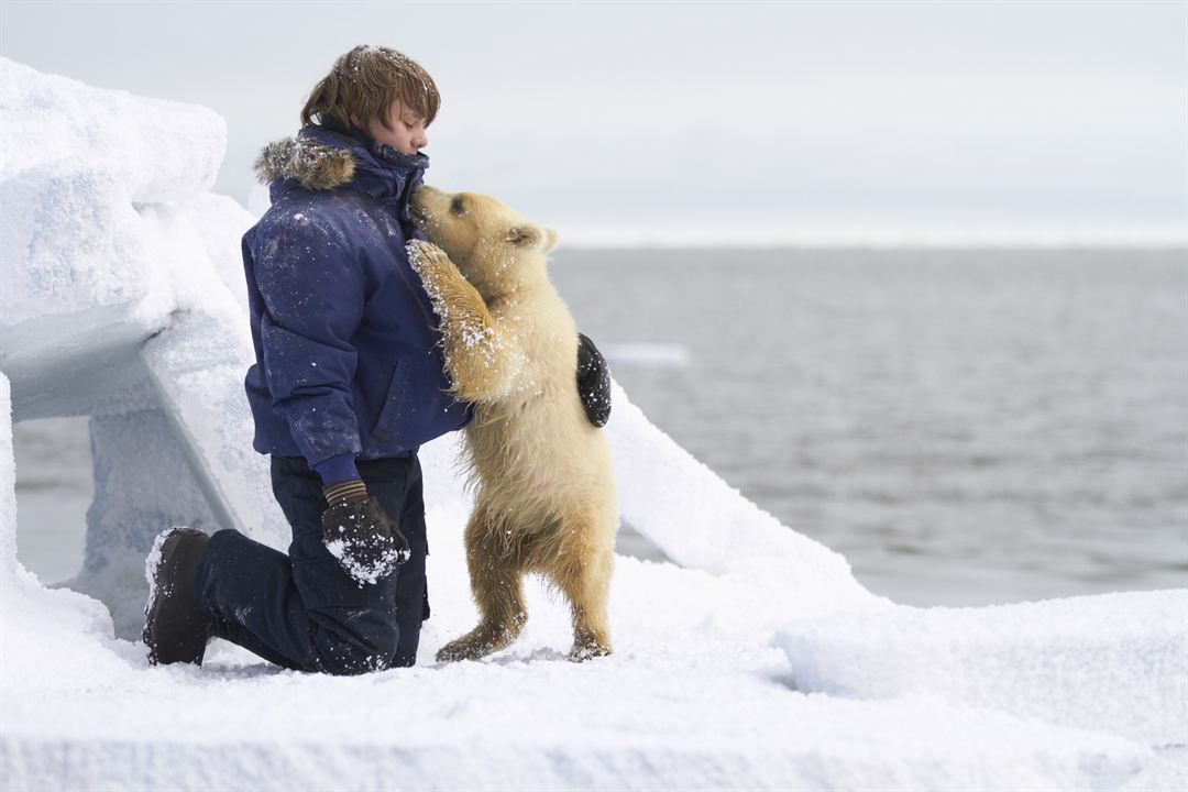 O Menino e o Urso : Foto Dakota Goyo