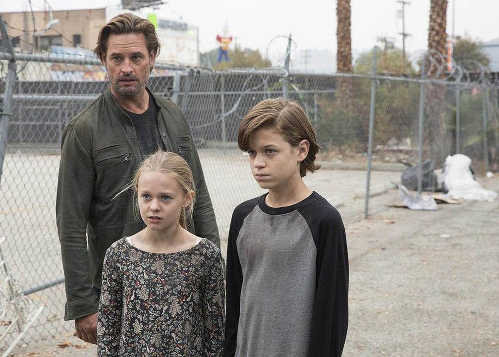 Colony : Fotos Josh Holloway, Isabella Crovetti-Cramp, Jacob Buster