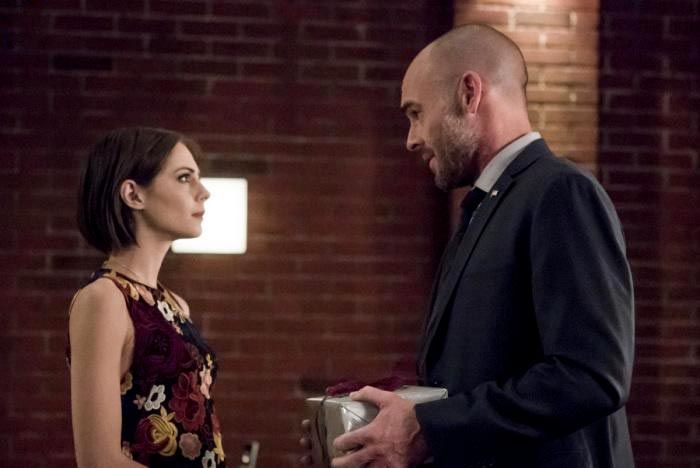 Arrow : Poster Willa Holland, Paul Blackthorne