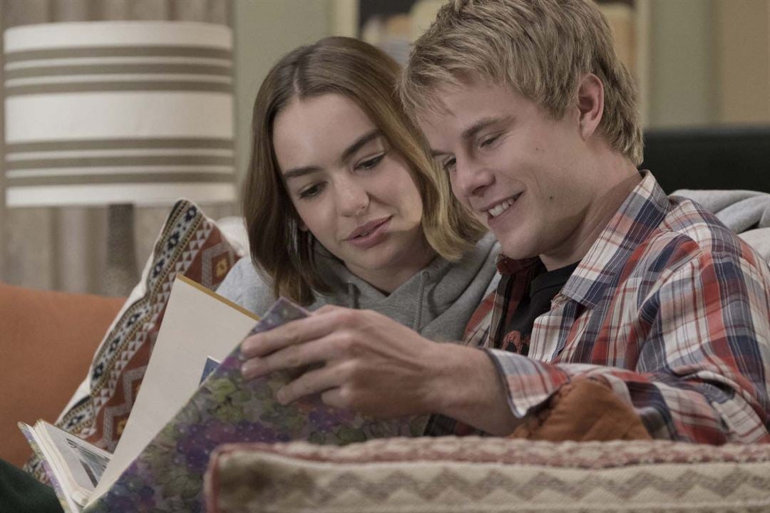 Atypical : Fotos Brigette Lundy-Paine, Graham Rogers