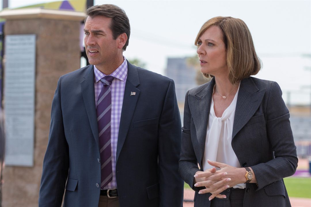 A Happening of Monumental Proportions : Fotos Rob Riggle, Allison Janney