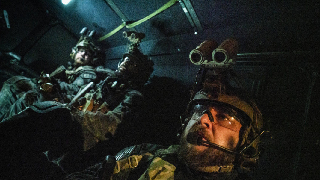 SEAL Team : Fotos Tyler Grey, A.J. Buckley