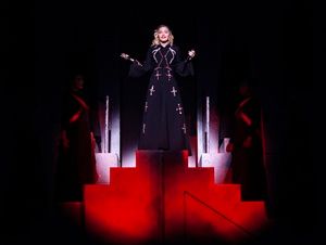 Madame X : Fotos