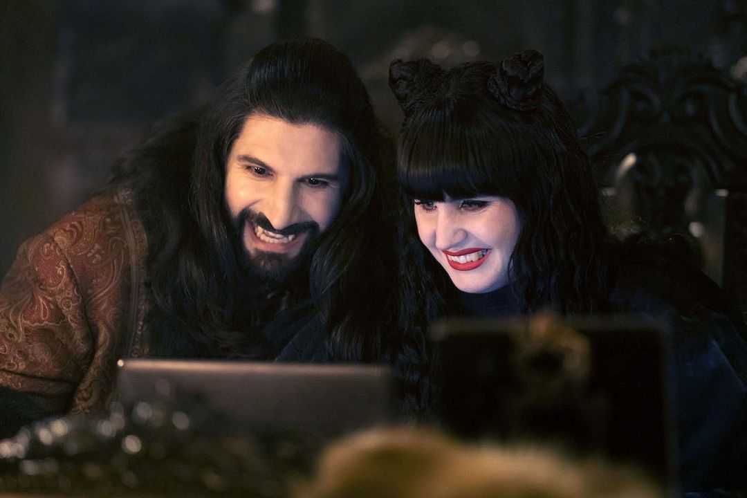 What We Do In The Shadows : Fotos Kayvan Novak, Natasia Demetriou