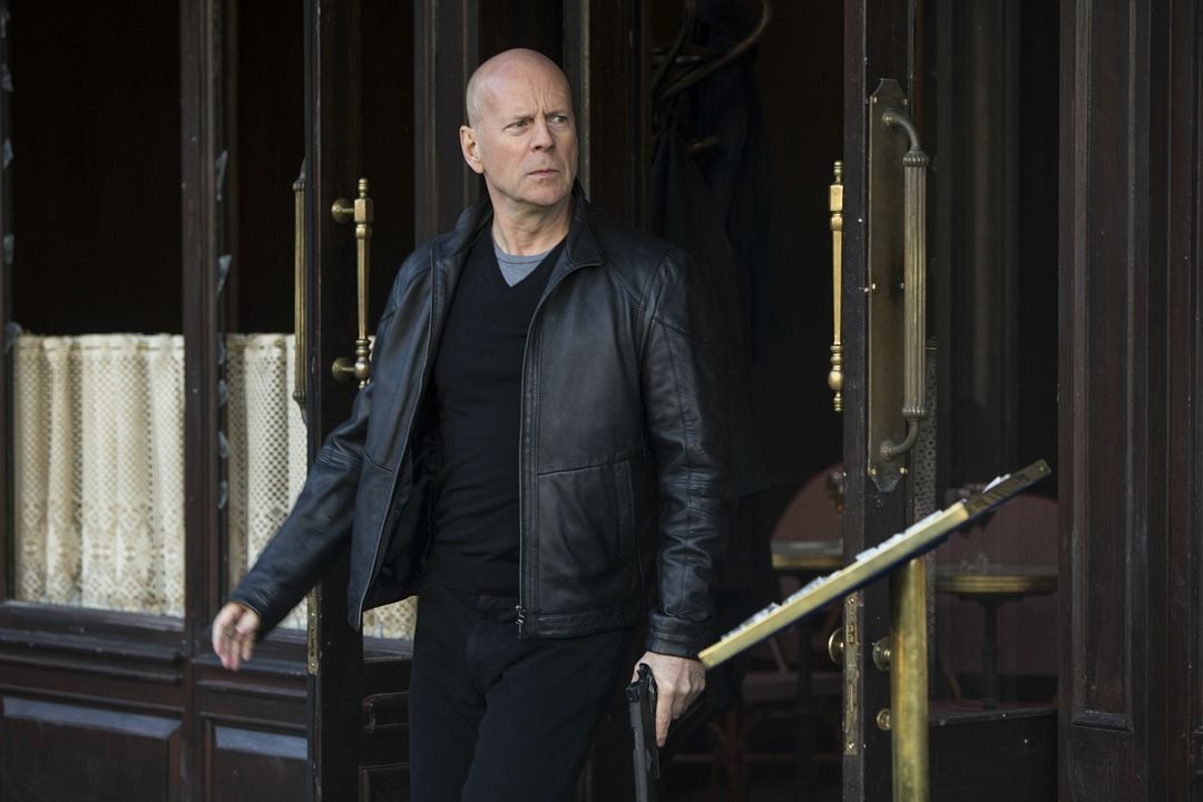 Bruce Willis abandona a aposentadoria no 1º trailer de 'RED 2