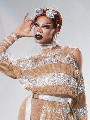 Poster Yvie Oddly