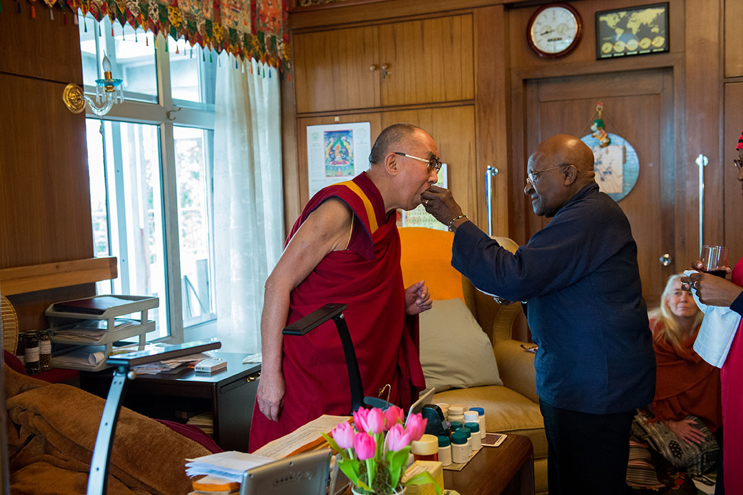 Missão: Alegria em Tempos Difíceis : Fotos Desmond Tutu, Dalaï Lama