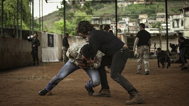 Um Tiro no Escuro : Fotos