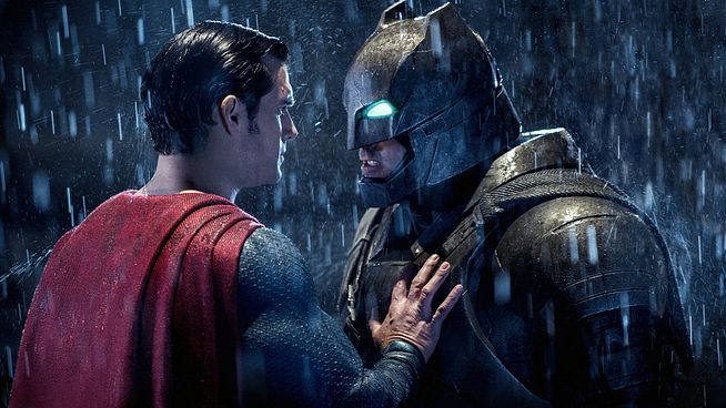 Resenha: Batman vs. Superman tem abordagem adulta e explora a